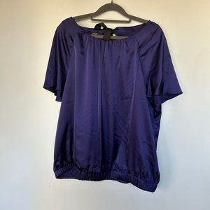 short sleeve boat neck, ribbon tile at the back of the neck bubble hem blouse